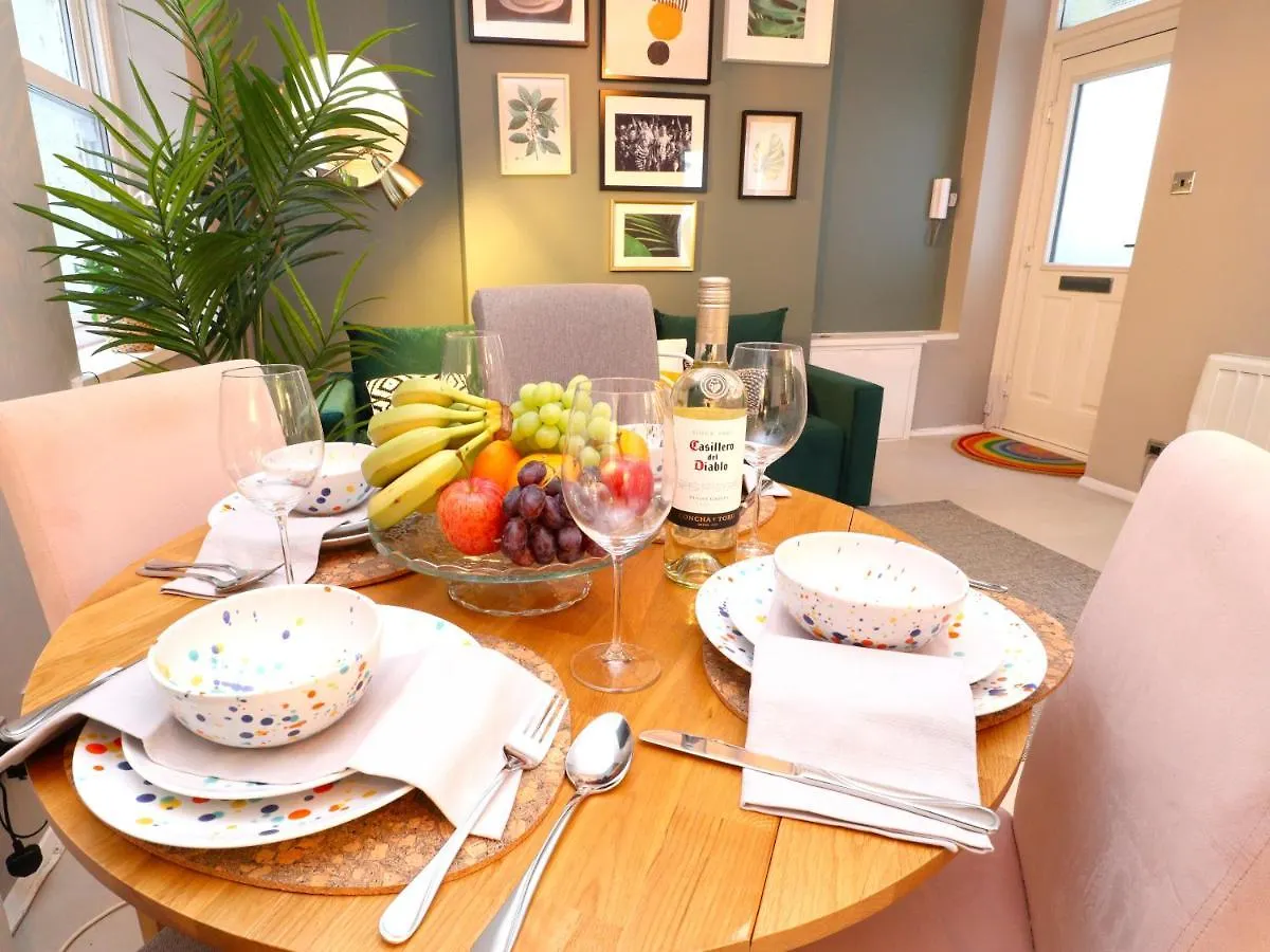 Brighton, Bn1, Short And Long Let, 3 Sleeps, 6 Mins Walk From Train Station Apartment