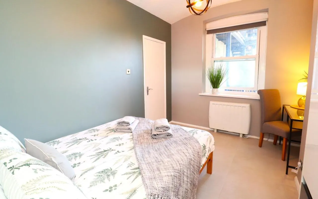 Brighton, Bn1, Short And Long Let, 3 Sleeps, 6 Mins Walk From Train Station Apartment